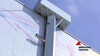 Il graffittaro robotico sulla facciata del Future Food District