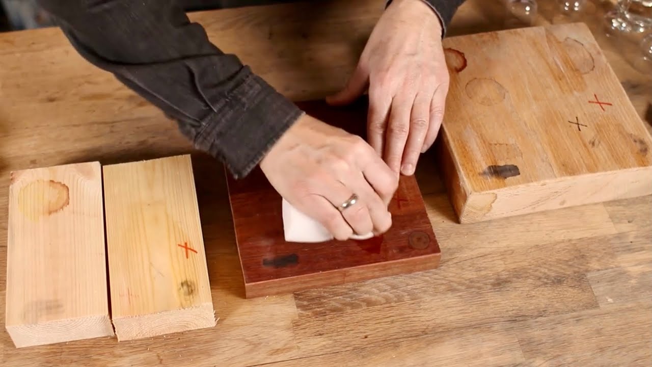 Sådan fjernes pletter og render træ bordplader eller gulve - YouTube