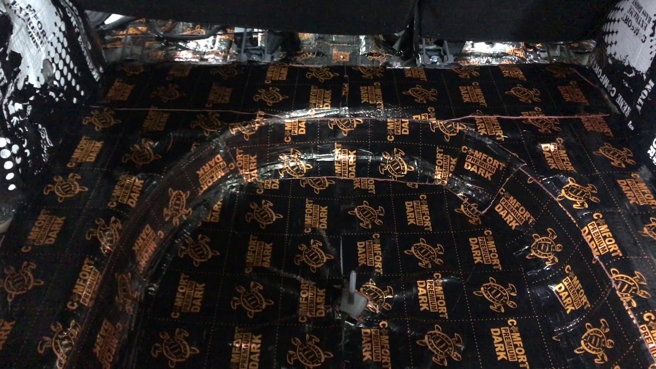 Renault Duster частичная шумоизоляция, а именно обработали пол со стороны салона, багажник и арки