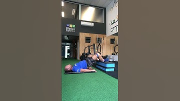 Elevação pélvica com abdução do quadril com elástico