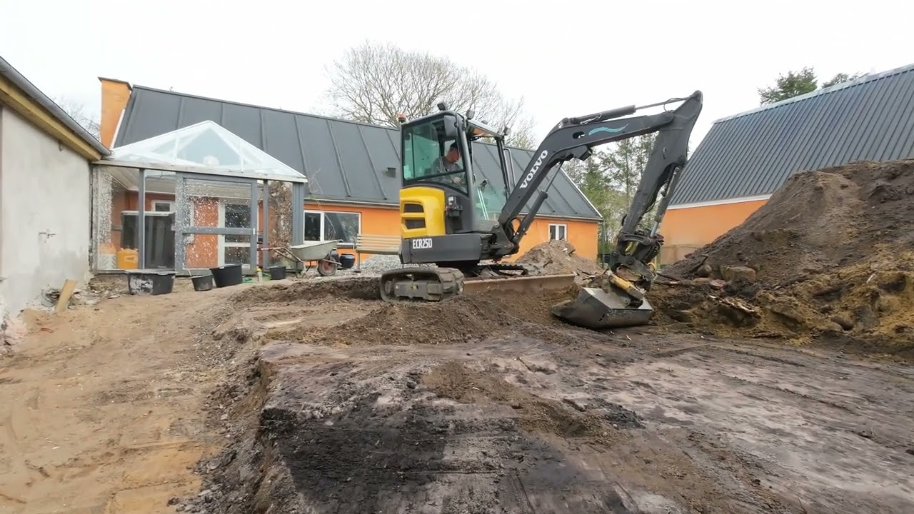 Volvo EC25D with Engcon tiltrotator Ec204 working in Denmark