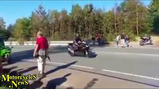 Wanderer schlägt vorbei fahrende Motorradfahrer | MotorcyclesNews ArtikelVideo