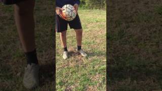 How to juggle a soccer ball. Quick and easy screenshot 4