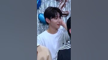 Jiwoong is so naughty 🤣🤣 #kimjiwoong #zhanghao #idol #kpop #shorts