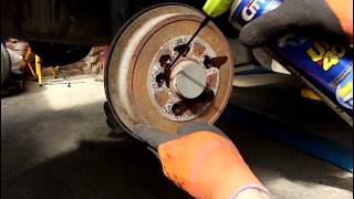 видео: Проверка задних колодок и замена тормозной жидкости на Шкода Фабиа 1,2 Skoda Fabia 2007 картинка: Проверка задних колодок и замена тормозной жидкости на Шкода Фабиа 1,2 Skoda Fabia 2007