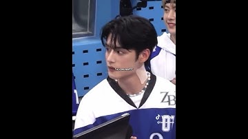 Zhang hao & kim ji woong zerobaseone cute reaction when they did live singing but the mic turned off
