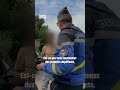 Il conduit avec une bière à la main et ses 3 enfants non attachés à l’arrière 😲 #EnquêtedAction