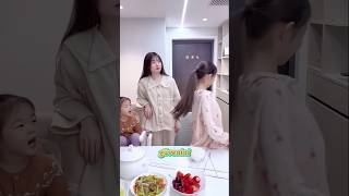 Kadın, Sıcak Tencereyi Adeta Bir Usta Gibi Kaldırdı... Ama Içerideki Gerçeklik Çok Farklıydı