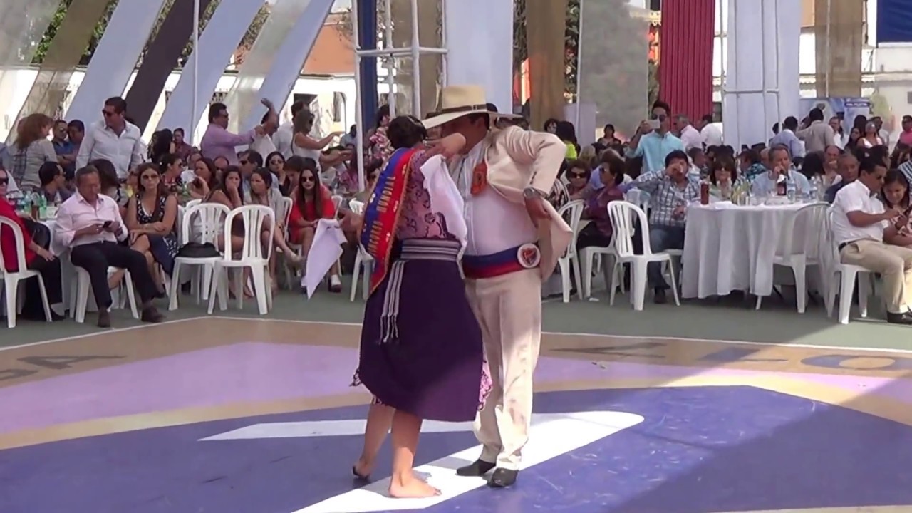 Paula Galdos y Chino Terrones Campeones Mundiales Juvenil y Senior, en Presentación de la Reina