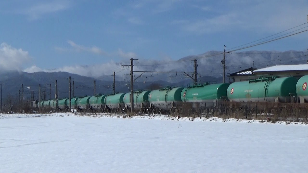 トラブル発生‼…塩尻駅構内…電光裏路地踏切を過ぎたところで停車している【EF64重連】1021号機1013号機石油返空貨物列車…(^^;)　①　発車したかと思うと…停車？を繰り返します。