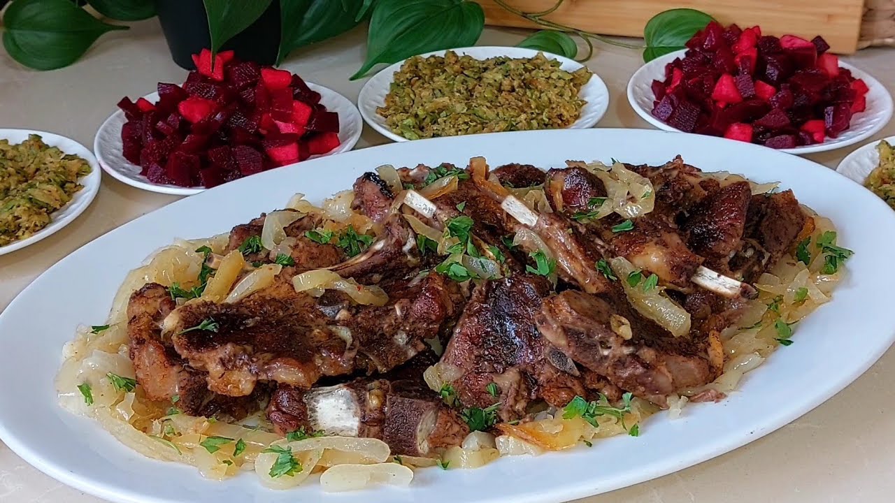 كوطليط او لحم مشوي في الفرن طايب و فتي💯 مرفوق بشرائح البصل المشوية🧅 طبق سريع التحضير و لذيذ بزااف👌