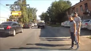 Пешеходы кидаются под колёса!