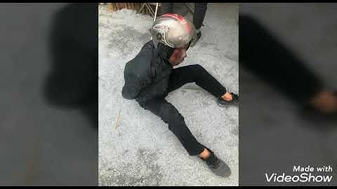 Hình ảnh người mặt đen áo đen cầm đầu gà đi xin tiền