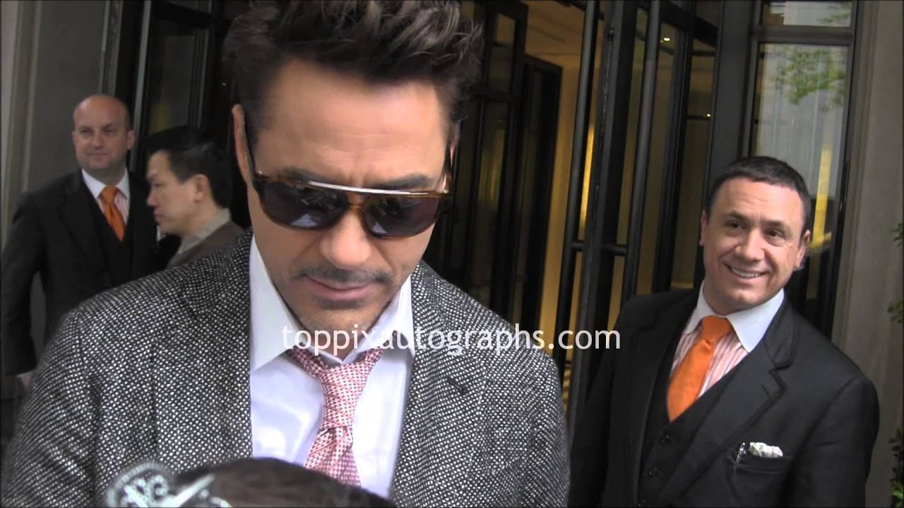 Rdj Sign Robert Downey, Jr. - Signing Autographs at his NYC Hotel - YouTube