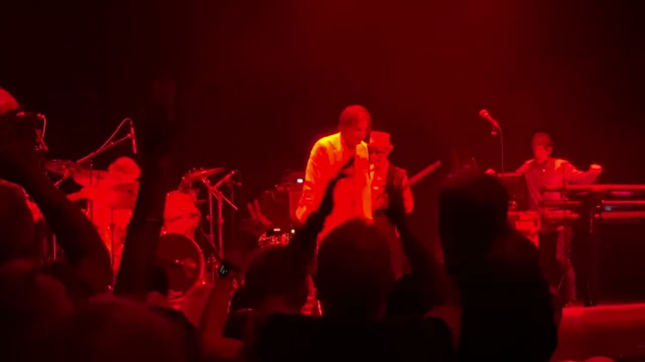 THE FIXX- RED SKIES Closes The Set With the Audience Singing Along