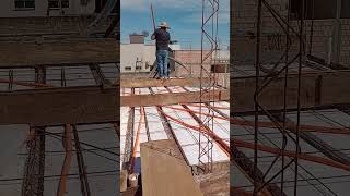 concretagem de uma laje com viga invertida