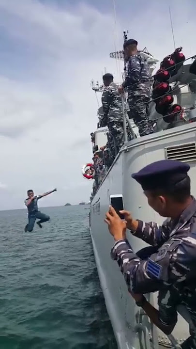 tni angkatan laut loncat ke air