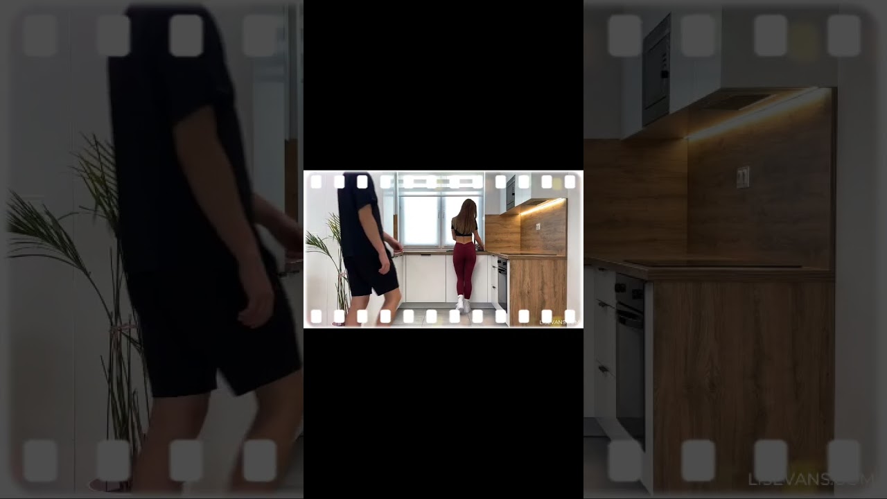 😏Классная пятая точка в лосинах сразу бросается в глаза 