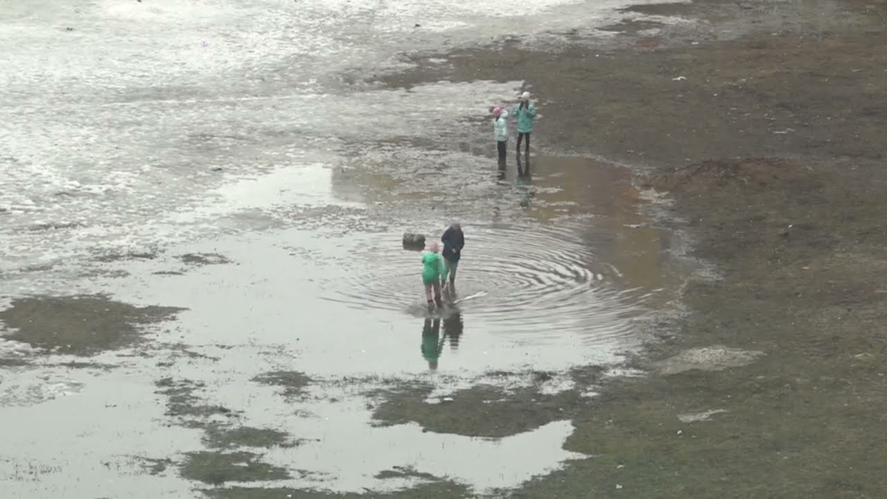 Лужа как Магнит всех Детей к себе манит Девочка выкинули Мамины сапоги 10 04 2022 Дети развлекаются