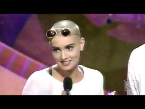 Video: Sinead O'Connor nodigt paus uit voor American Music Awards