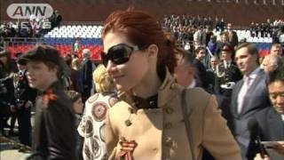 「美しすぎるスパイ」がロシアの軍事パレード観閲（11/05/10）