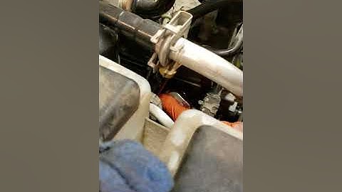 4.0 spark plug hitting piston