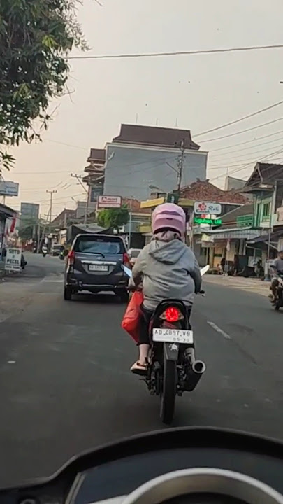 Cewek naik Satria FU anteng