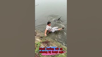 Định xuống vớt cá nhưng bị trượt ngã