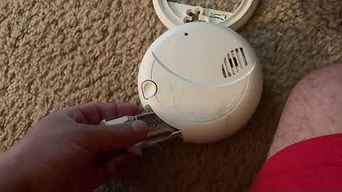 How to replace battery in first alert smoke detector 9120b