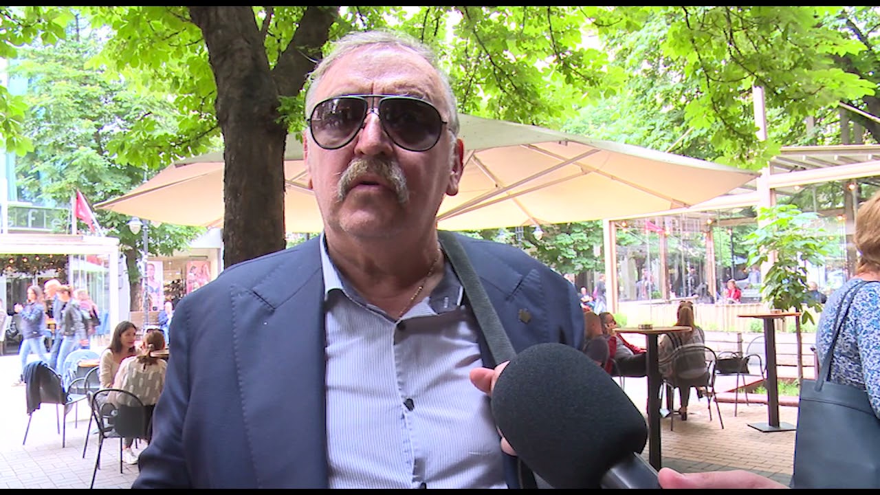 Неизбежния спипа Кантарджиев с лула и градус настроение