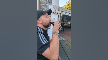 How to drink a pint of Guinness -Split the G! #guinness #pints #irishpub #irish