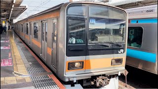 JR東日本209系1000番台ﾄﾀ82編成が中央線快速東京行きとして神田駅5番線を発車するシーン（1198T）2023.9.28.12:44