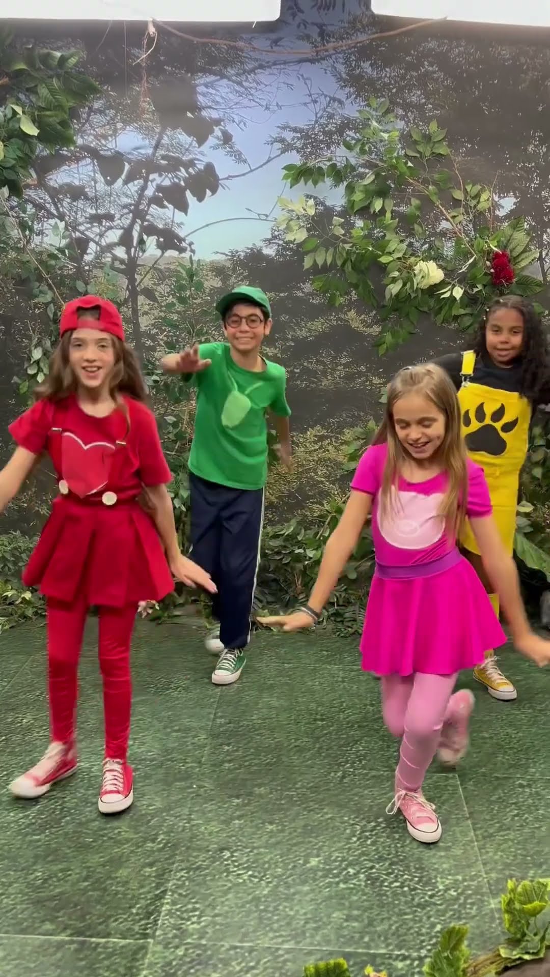 OS AVENTUREIROS CRIANÇAS FIZERAM uMA DANCINHA!