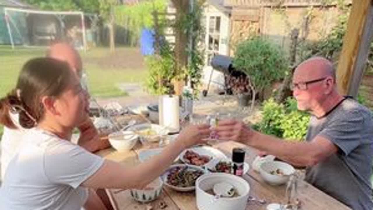 我公公说我们家是这个小镇上吃的最好的家庭，他说当上帝把你送来英国的那一天是他工作最好的一天😂#老外吃中餐 #跨国家庭 #英国生活#海外生活