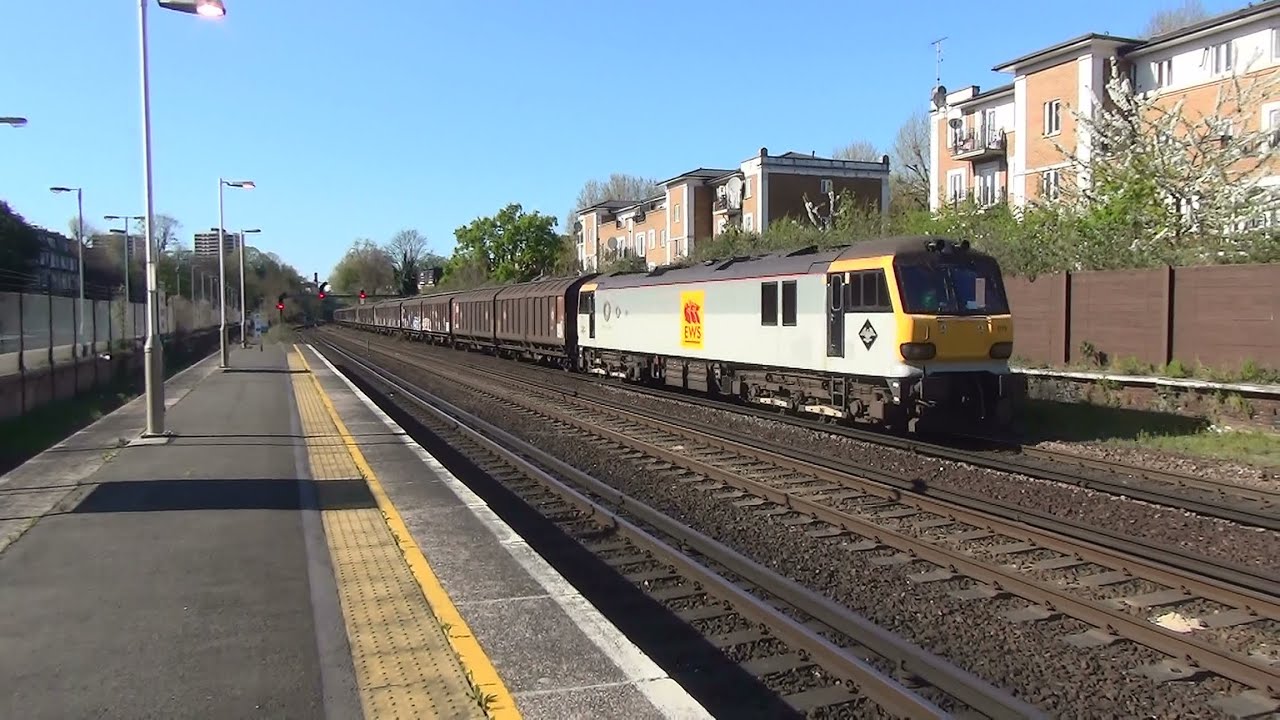(HD) EWS/DB 92011 'Handel' passes through Kensington Olympia on 6O67 Cargowaggons. 18.4.15