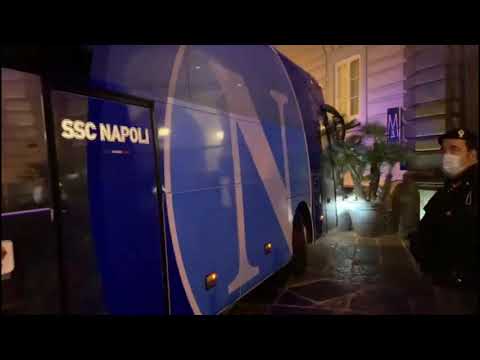 Napoli, l'arrivo della squadra a Palazzo Caracciolo: 'fuori le pa**e. Giocate per la maglia'