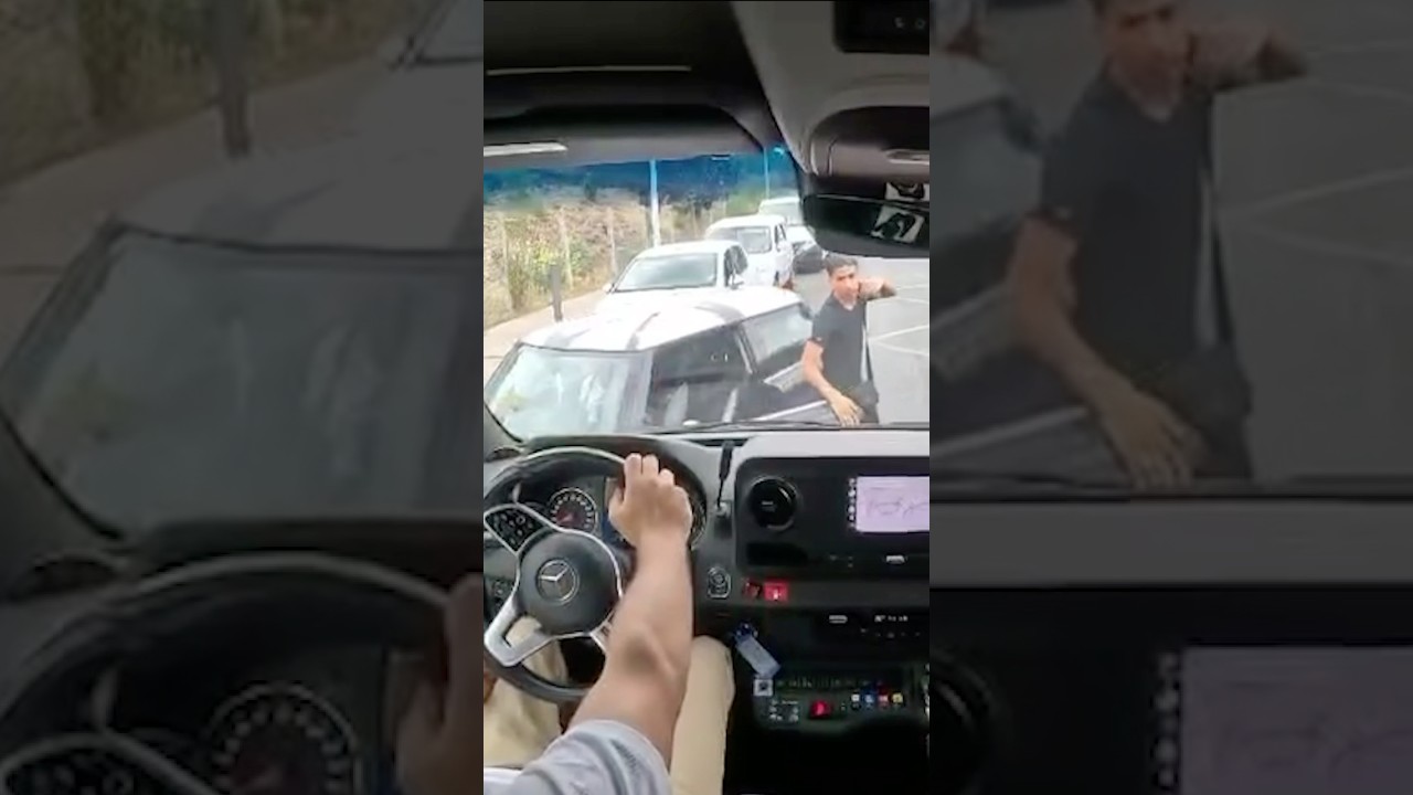 Conflit fou : un conducteur descend de sa voiture face &agrave; un bus ! #roadrage