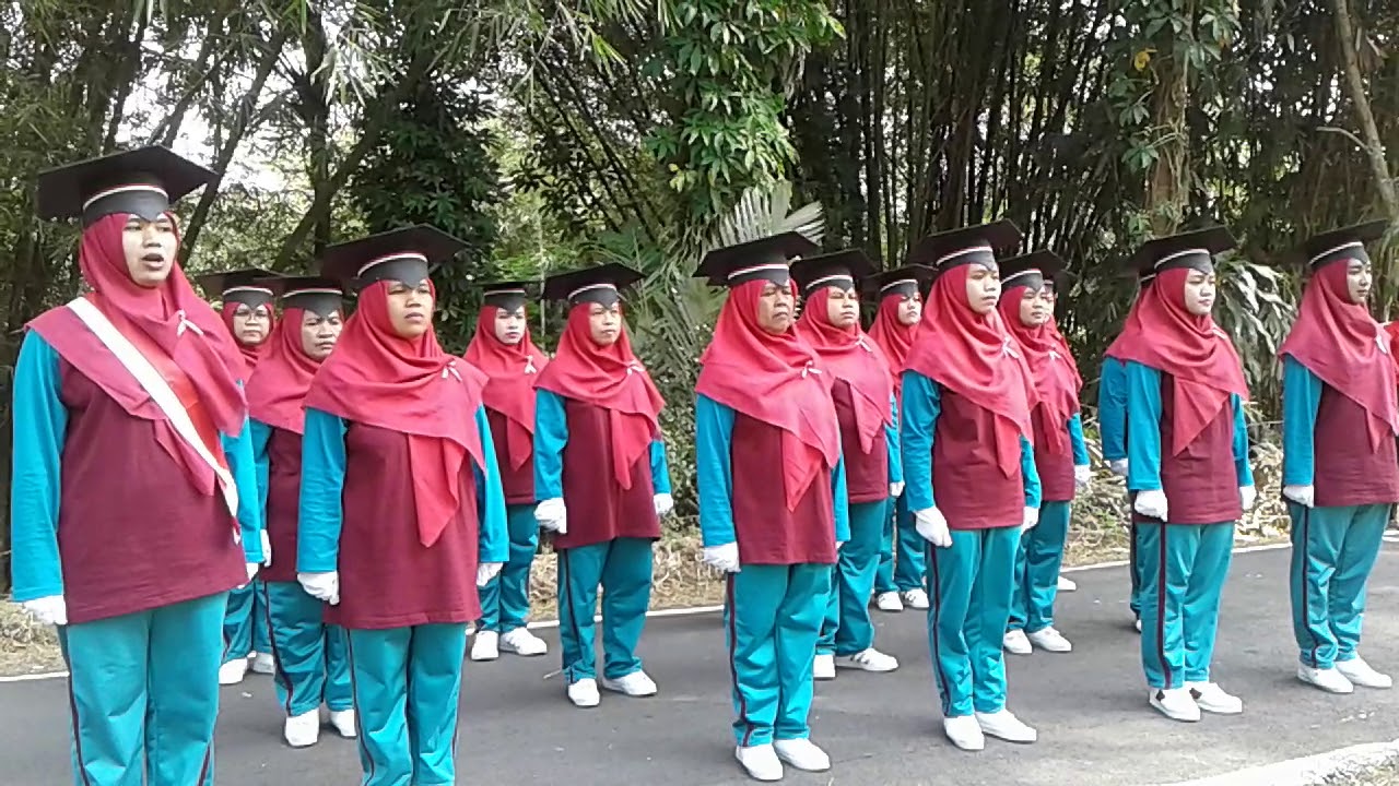 Juara 1 lomba gerak jalan Ibu rumah tangga RT 4 RW 3 Candinegara