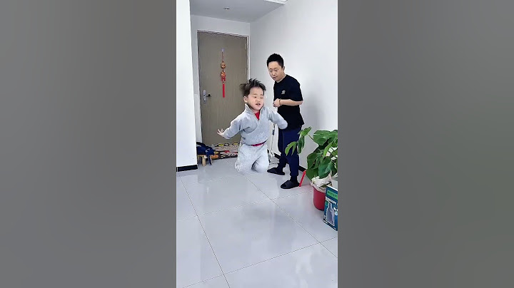 爸爸刚拖的地不让踩，儿子脚不沾地，就坐到沙发上了！#呆萌小米宝#萌娃#熊孩子