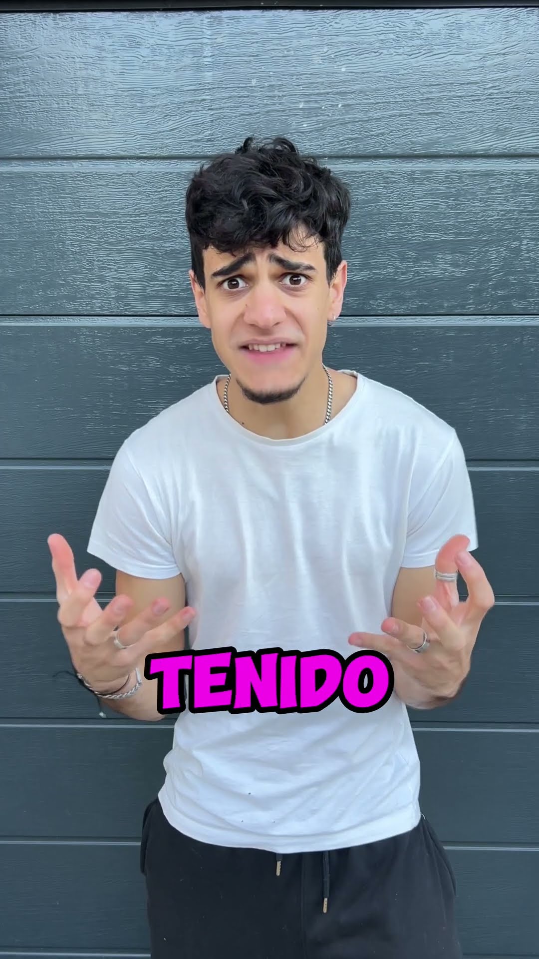 Un GRINCH muy SOSPECHOSO PERSIGUE A MI AMIGO MIKE!