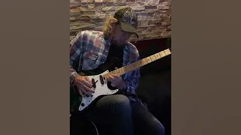 Adrian Smith jamming to Floyd (Comfortably Numb) a...
