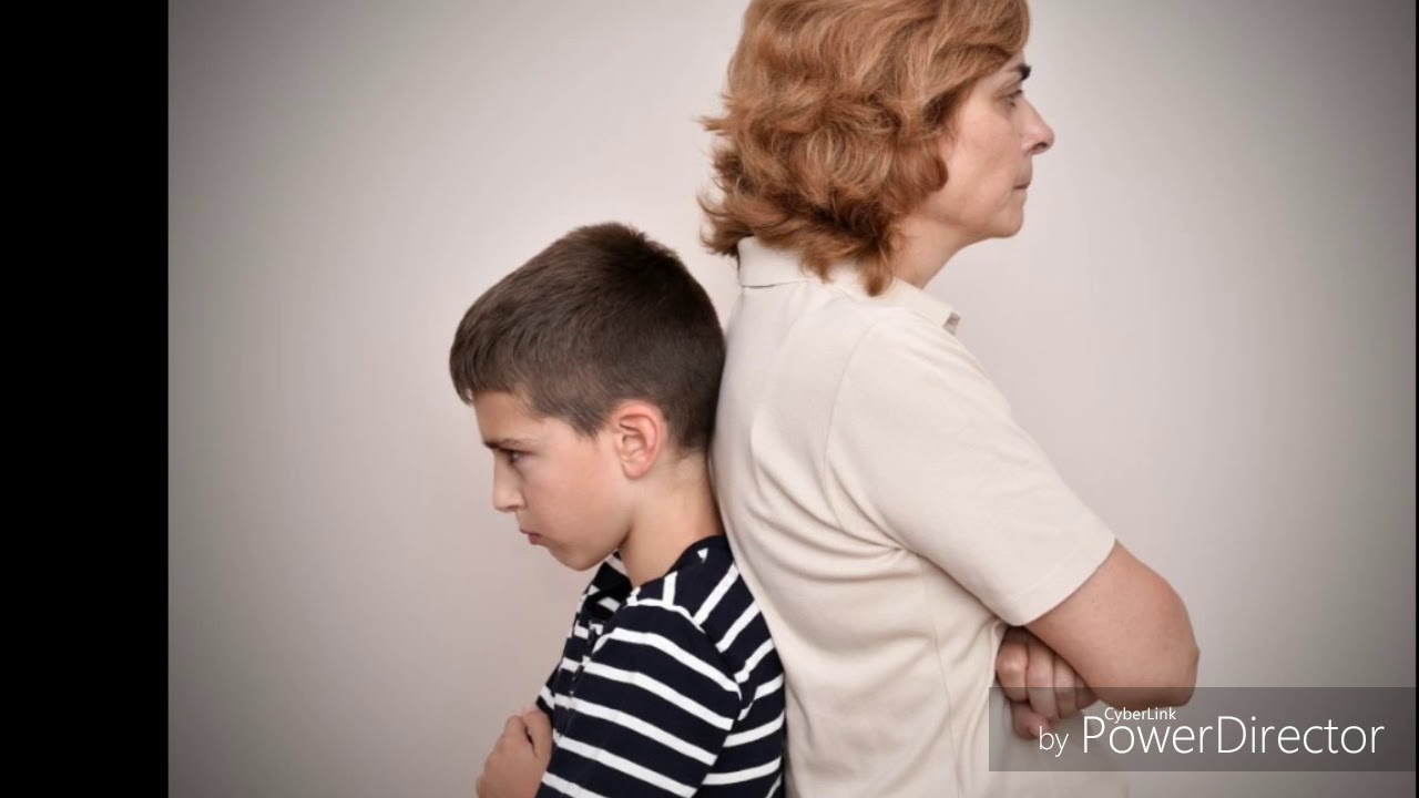 позы для кормления грудного ребенка. строгая мама. мама с ребенком идут. мама и подросток. у мамы на коленках.