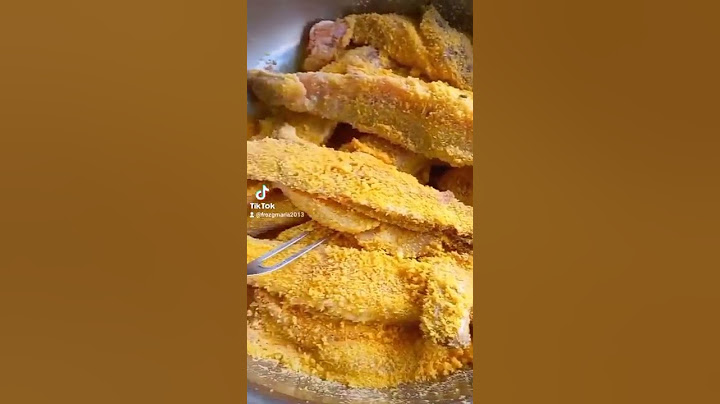 Peixe 🐟 🐠 sendo passado na farinha de milho 🌽 antes de fritar... Tem o próximo vídeo Fritando