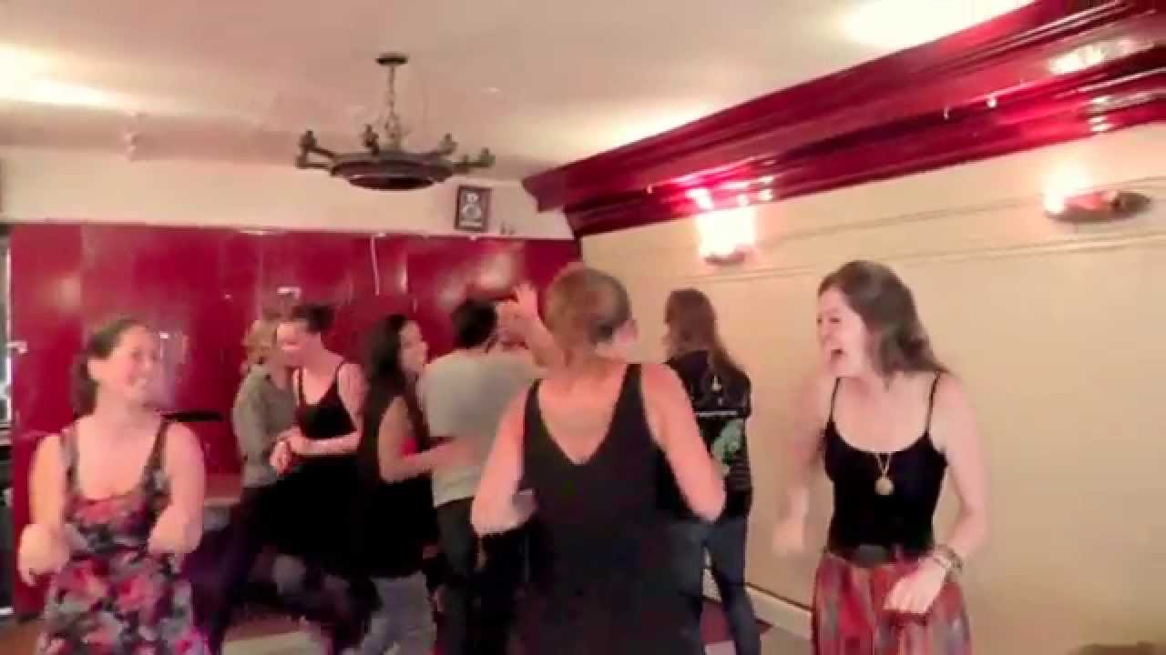 Hoe ziet een lachworkshop eruit? - Lachyoga met studenten