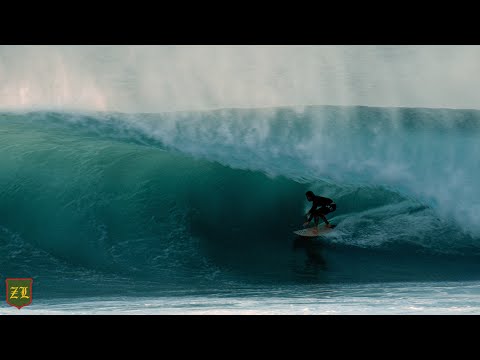 GOLDEN HOUR AT BACKDOOR (SURFING PIPELINE, HAWAII)