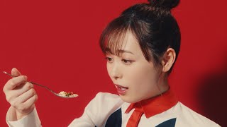 福原遥、お団子ヘアで“うっとり顔”　“大口”には「あご出てるから気をつけて」と…　「フルグラ」新CMが公開
