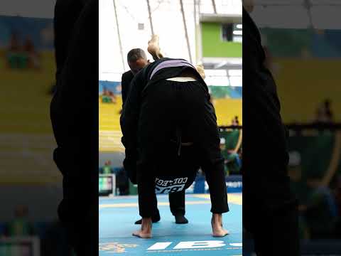 Pablo Rosales locks in a tight triangle 💥 #IBJJFBrasileiros