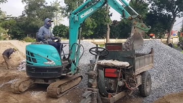 Máy xúc đào múc vật liệu xây dựng lên công nông ba bánh