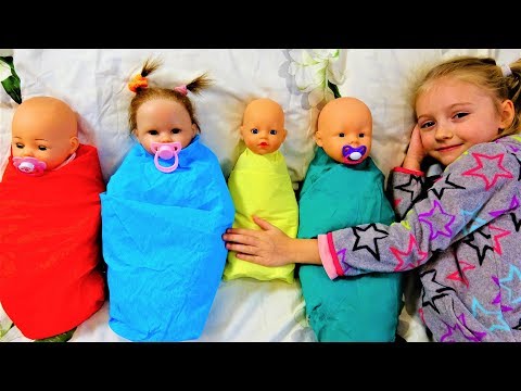 Видео: Маленькая девочка провела женский марш со своими куклами