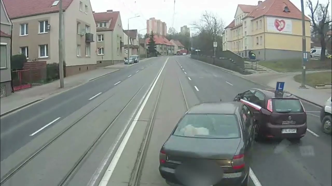 A może zdążę... Zobacz jak kierowcy w Gorzowie wjeżdżają pod tramwaje